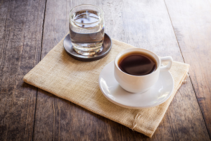 Tại sao nên uống một chút nước lọc trước khi thưởng thức cà phê ? 1